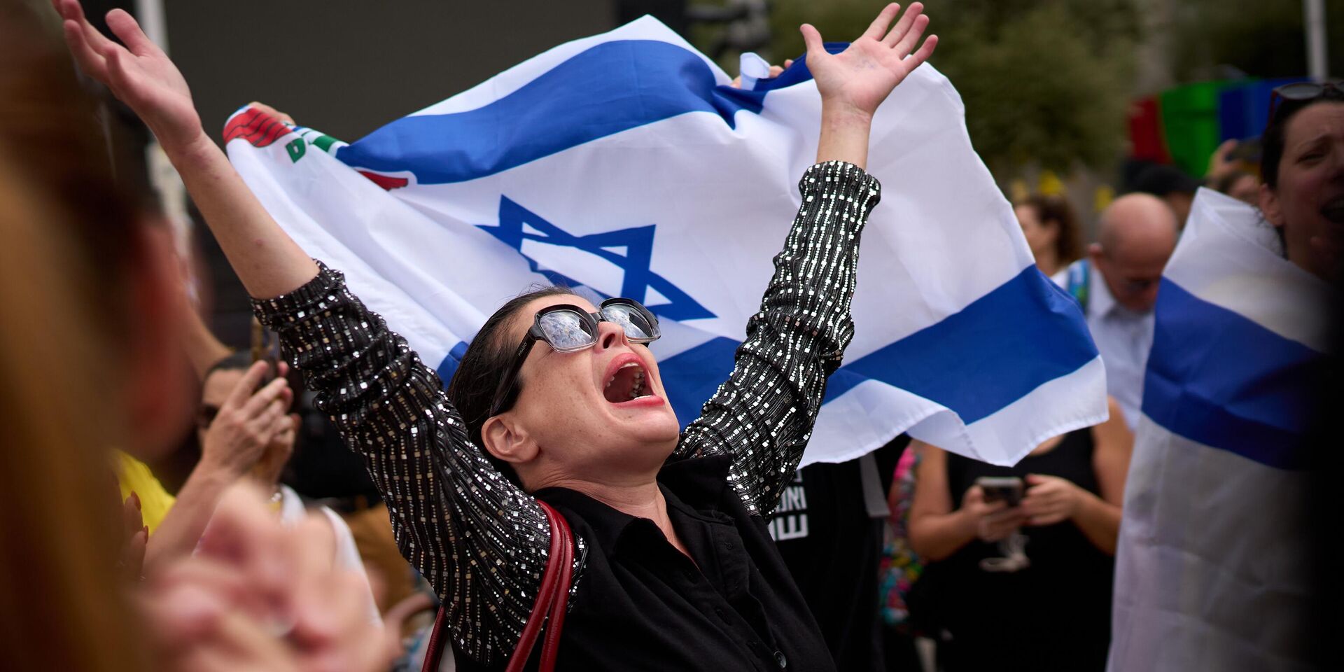 Израильтяне радуются объявлению о том, что Израиль и ХАМАС договорились о первом этапе мирного плана по прекращению боевых действий - ИноСМИ, 1920, 13.10.2025