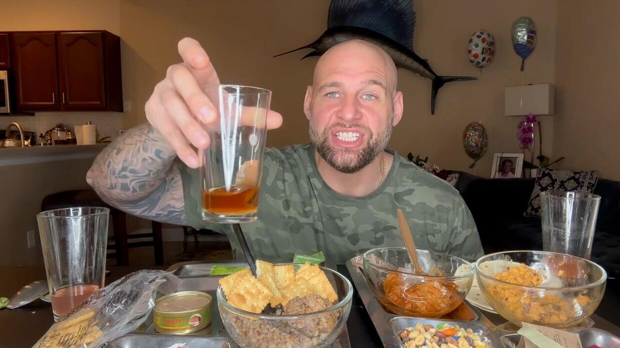 Хрючево из горшка. Американец сравнил пайки в США и России и был поражен