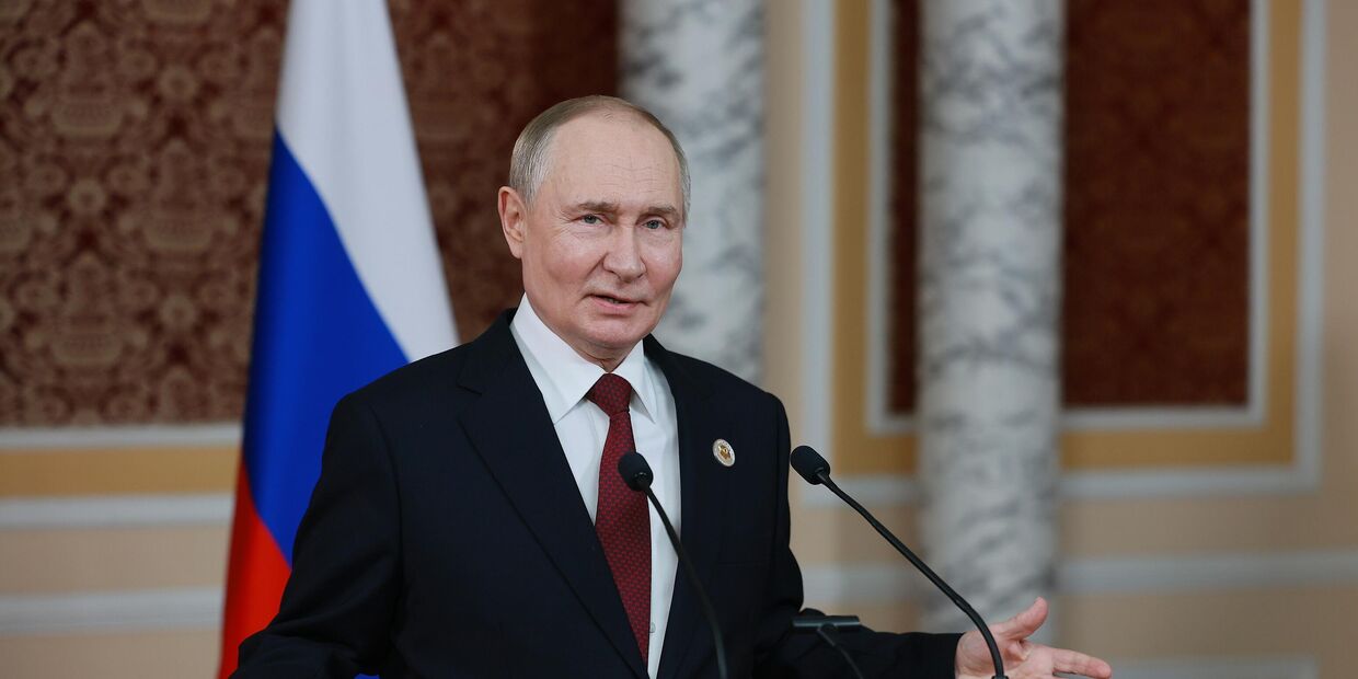 Президент РФ Владимир Путин выступает перед представителями СМИ