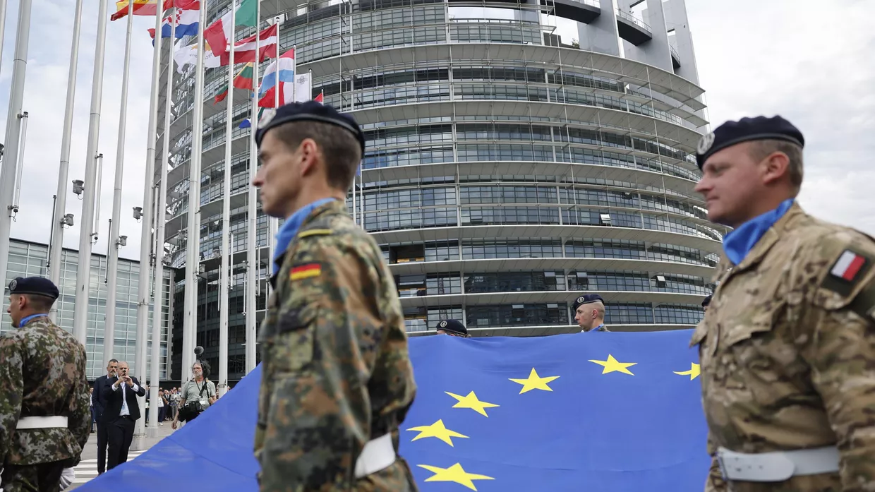 Военные держат флаг Европейского союза в Страсбурге, Франция