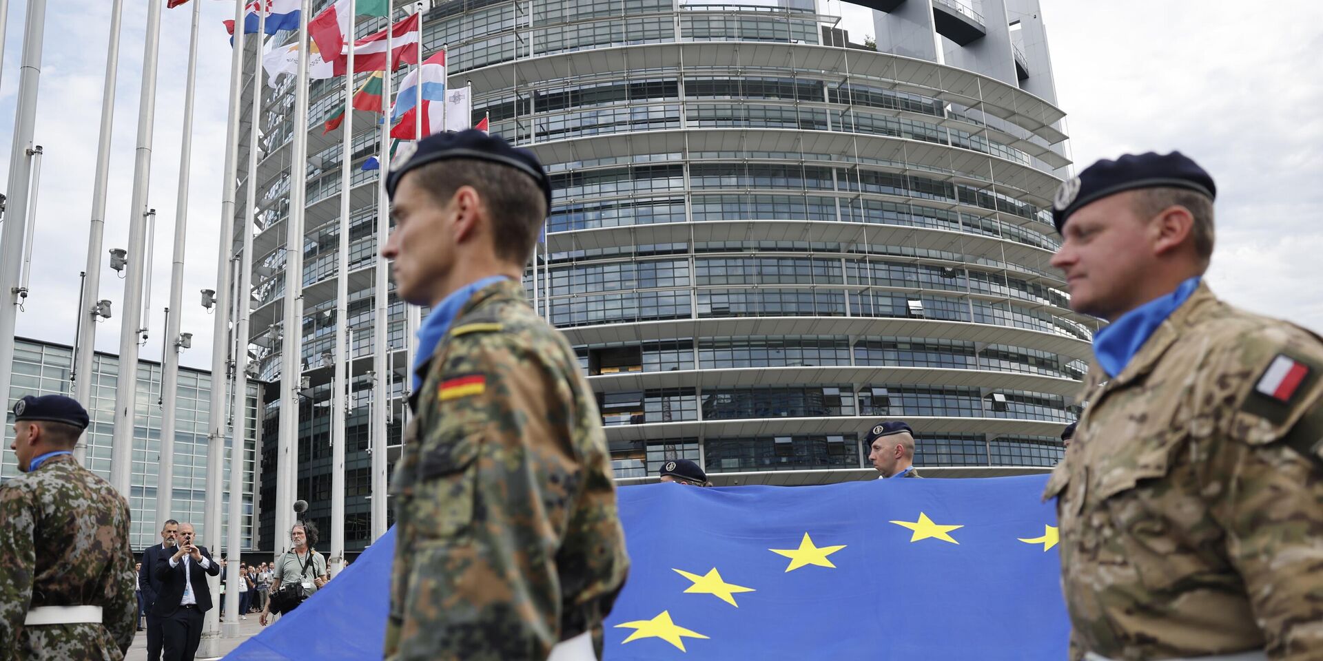 Военные держат флаг Европейского союза в Страсбурге, Франция - ИноСМИ, 1920, 21.10.2025