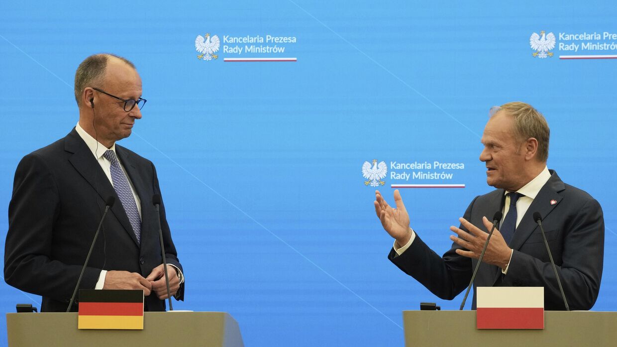 Премьер-министр Польши Дональд Туск (справа) и канцлер Германии Фридрих Мерц