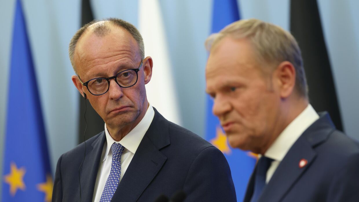 Премьер-министр Польши Дональд Туск (справа) и канцлер Германии Фридрих Мерц