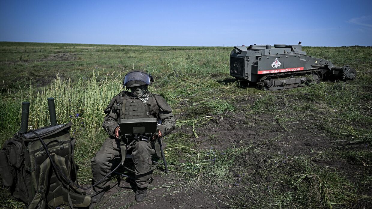 Разминирование сельхозугодий в Курской области. На втором плане справа – робототехнический комплекс разминирования Уран-6 Разминирование сельхозугодий в Курской области. На втором плане справа – робототехнический комплекс разминирования Уран-6