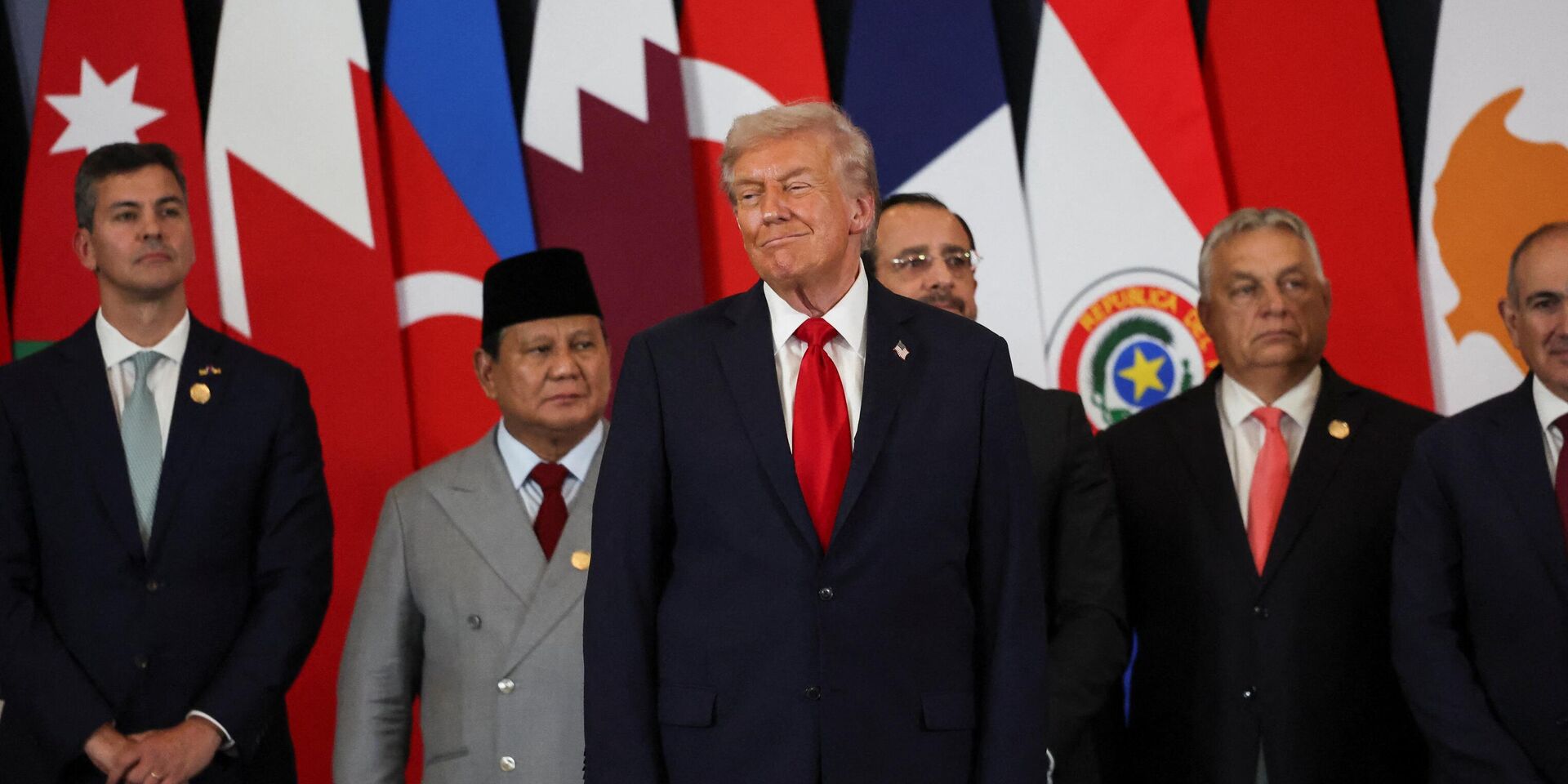 Президент Парагвая Сантьяго Пена, президент Индонезии Прабово Субианто, президент США Дональд Трамп, президент Кипра Никос Христодулидис и премьер-министр Венгрии Виктор Орбан (слева направо) принимают участие в Международном мирном саммите по Сектору Газа в Шарм-эш-Шейхе, Египет, 13 октября 2025 года - ИноСМИ, 1920, 14.10.2025