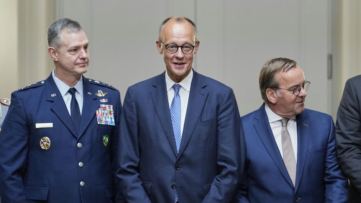 Слева направо: верховный главнокомандующий Объединенными вооруженными силами НАТО в Европе генерал США  Алекс Гринкевич, канцлер Германии Фридрих Мерц и министр обороны Германии Борис Писториус
