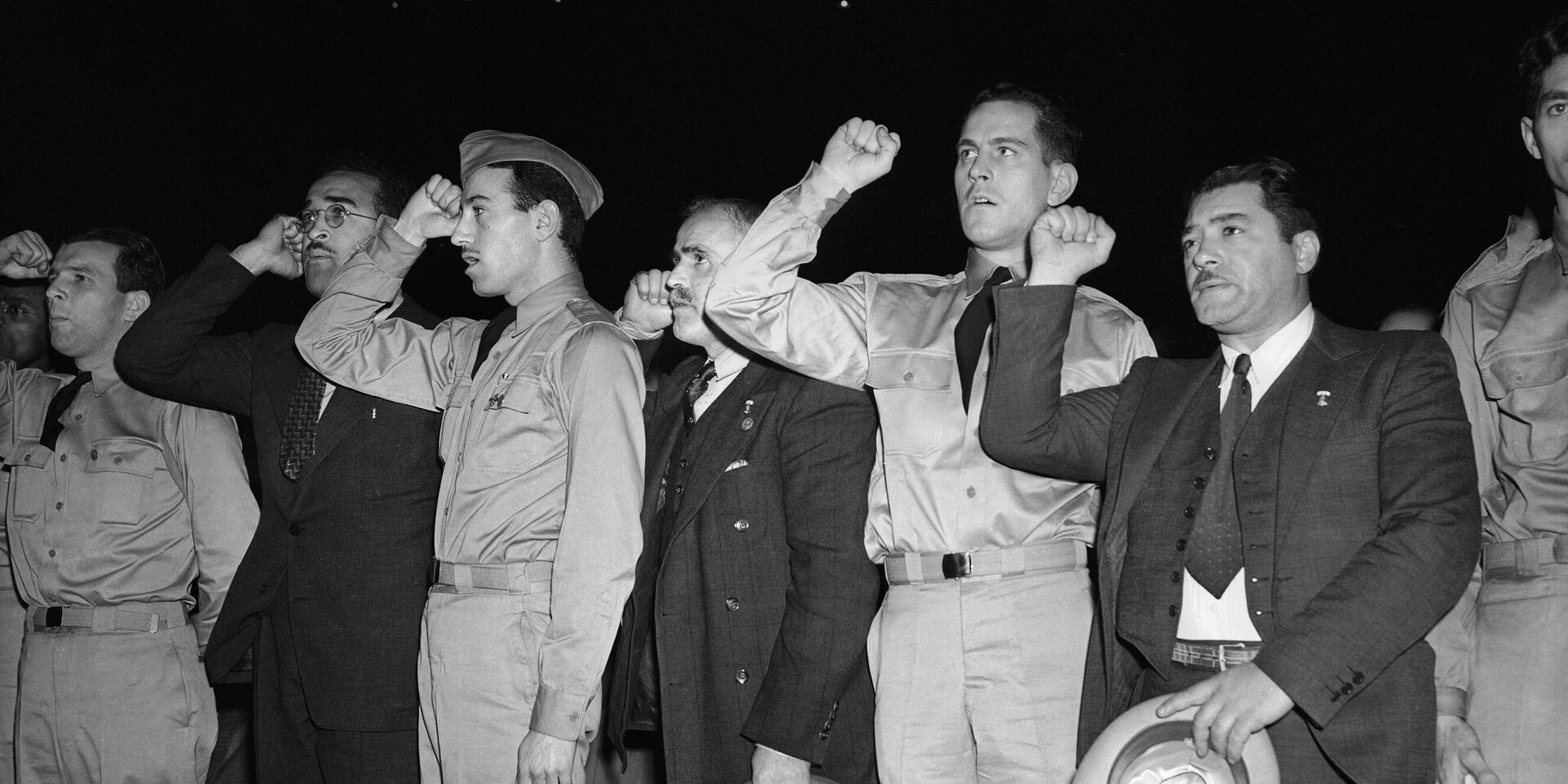 Ветераны бригады имени Авраама Линкольна испанской правительственной армии на коммунистическом митинге в Чикаго 4 ноября 1938 года. - ИноСМИ, 1920, 18.10.2025