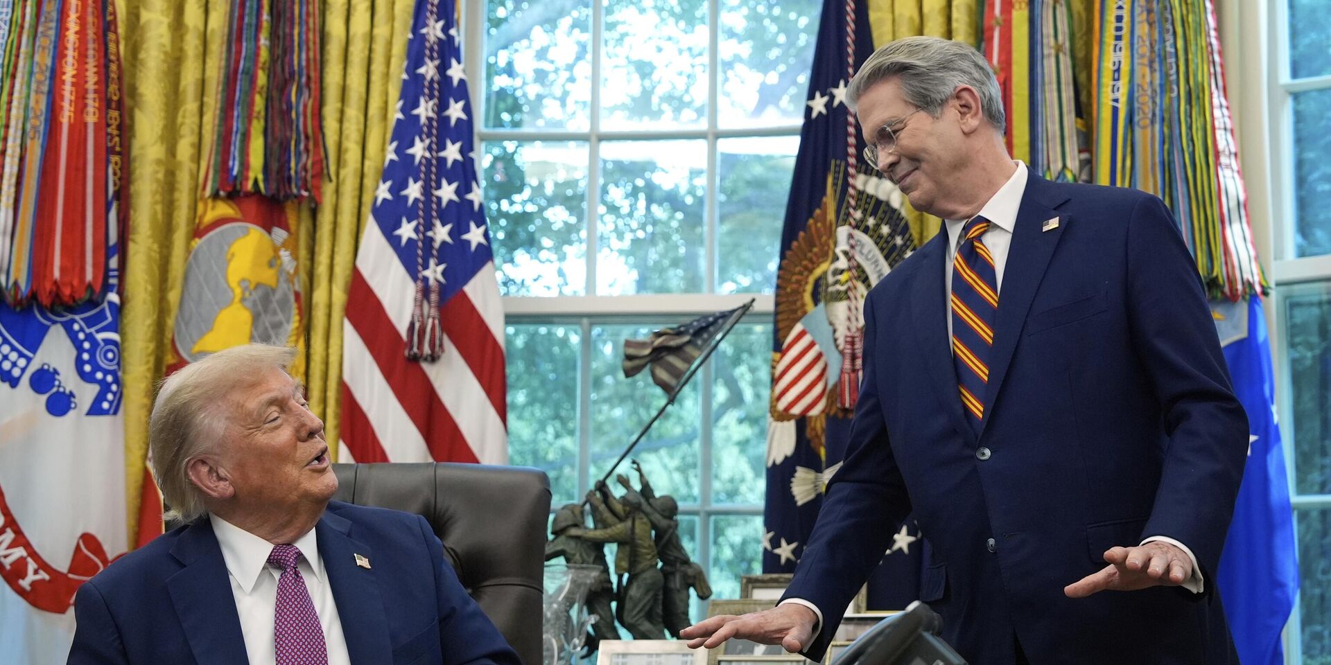 Министр финансов США Скотт Бессент у президента Дональда Трампа в Овальном кабинете - ИноСМИ, 1920, 13.03.2026