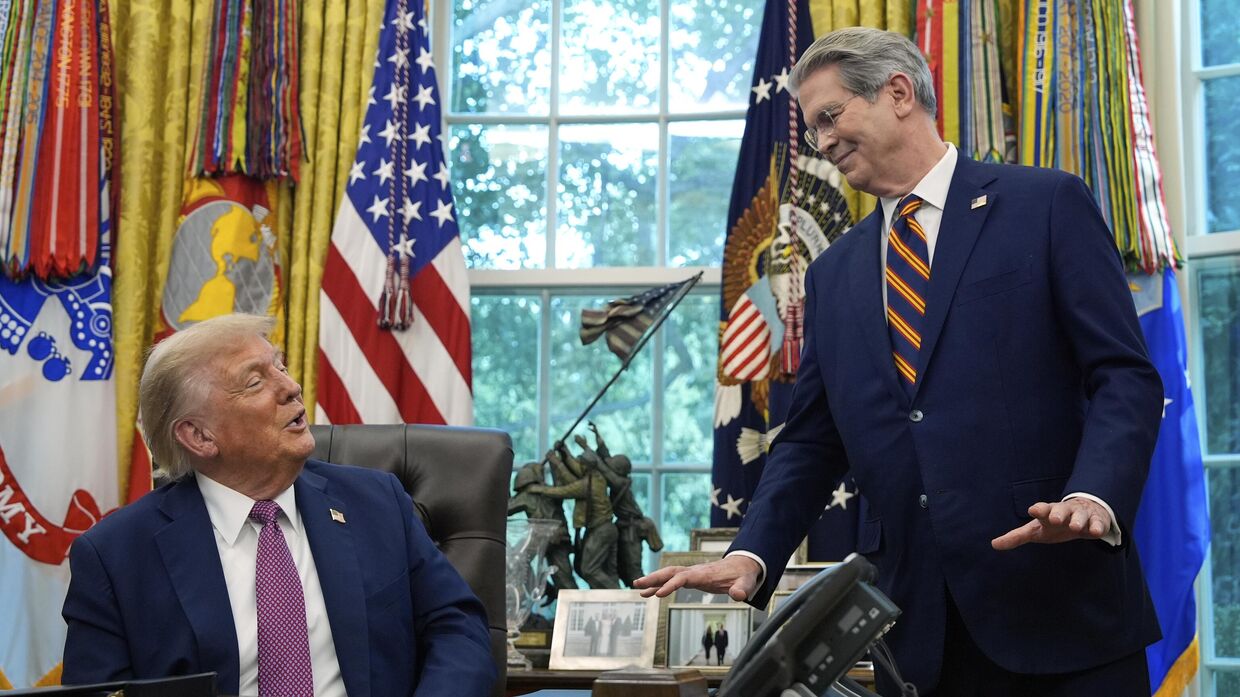 Министр финансов США Скотт Бессент у президента Дональда Трампа в Овальном кабинете