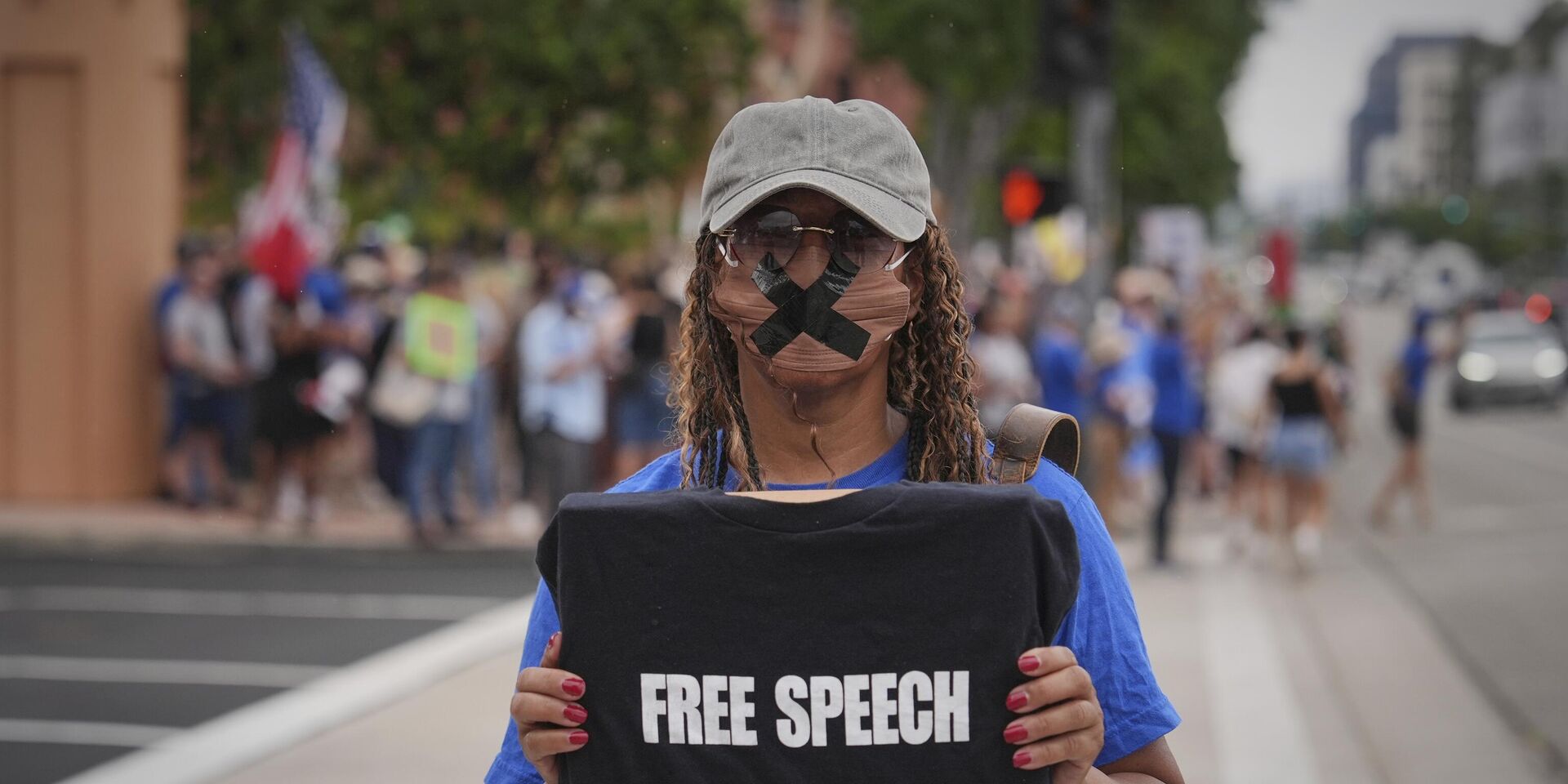 Акция протеста в защиту свободы слова в Бербанке, Калифорния, США - ИноСМИ, 1920, 16.10.2025