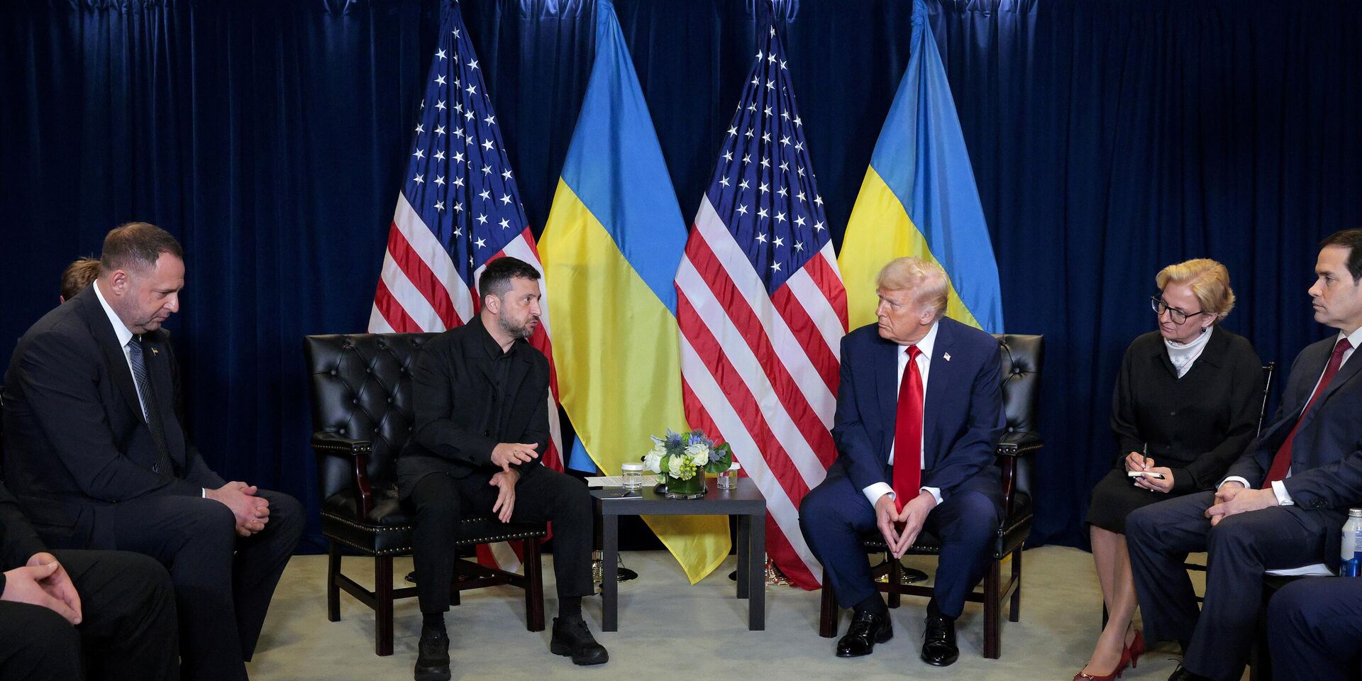 Дональд Трамп и Владимир Зеленский во время встречи в Нью-Йорке - ИноСМИ, 1920, 16.10.2025