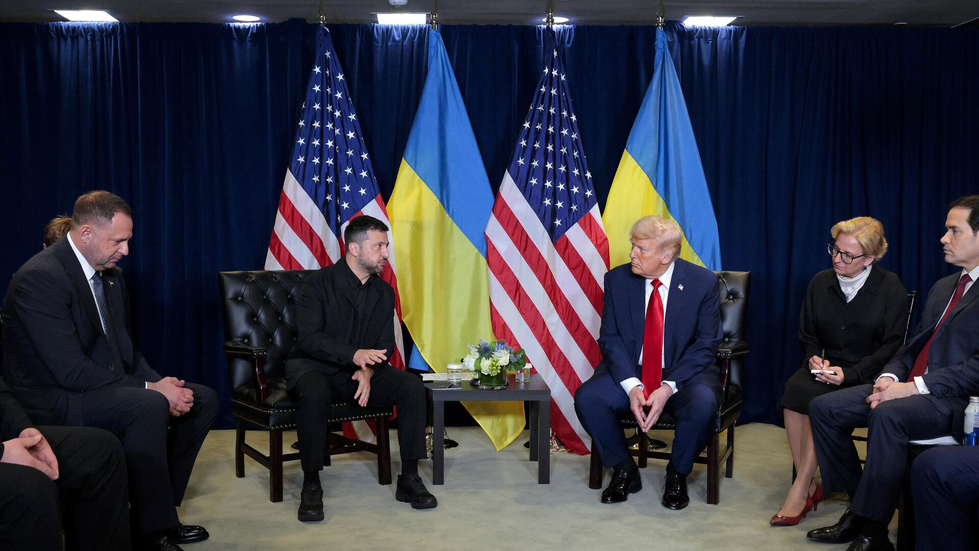 Дональд Трамп и Владимир Зеленский во время встречи в Нью-Йорке - ИноСМИ, 1920, 16.10.2025