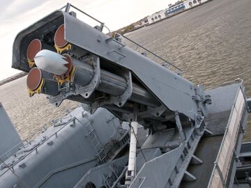 Крылатая ракета Томагавк  на американском военном корабле Нью-Джерси Крылатая ракета Томагавк  на американском военном корабле Нью-Джерси