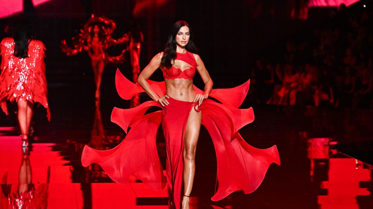 Модель Ирина Шейк на показе мод Victoria's Secret в Нью-Йорке