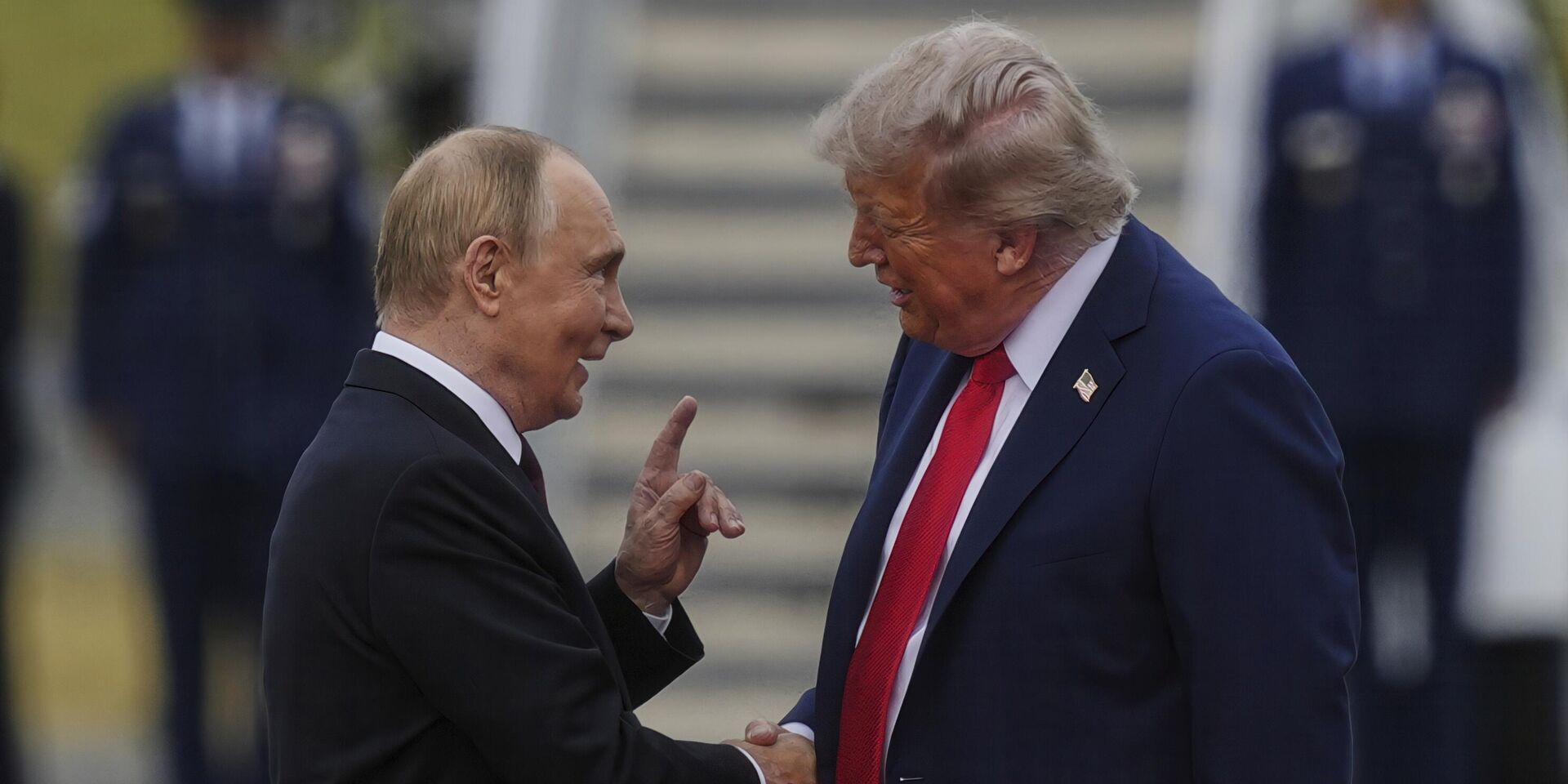 Президент Дональд Трамп приветствует президента России Владимира Путина на Аляске - ИноСМИ, 1920, 21.10.2025