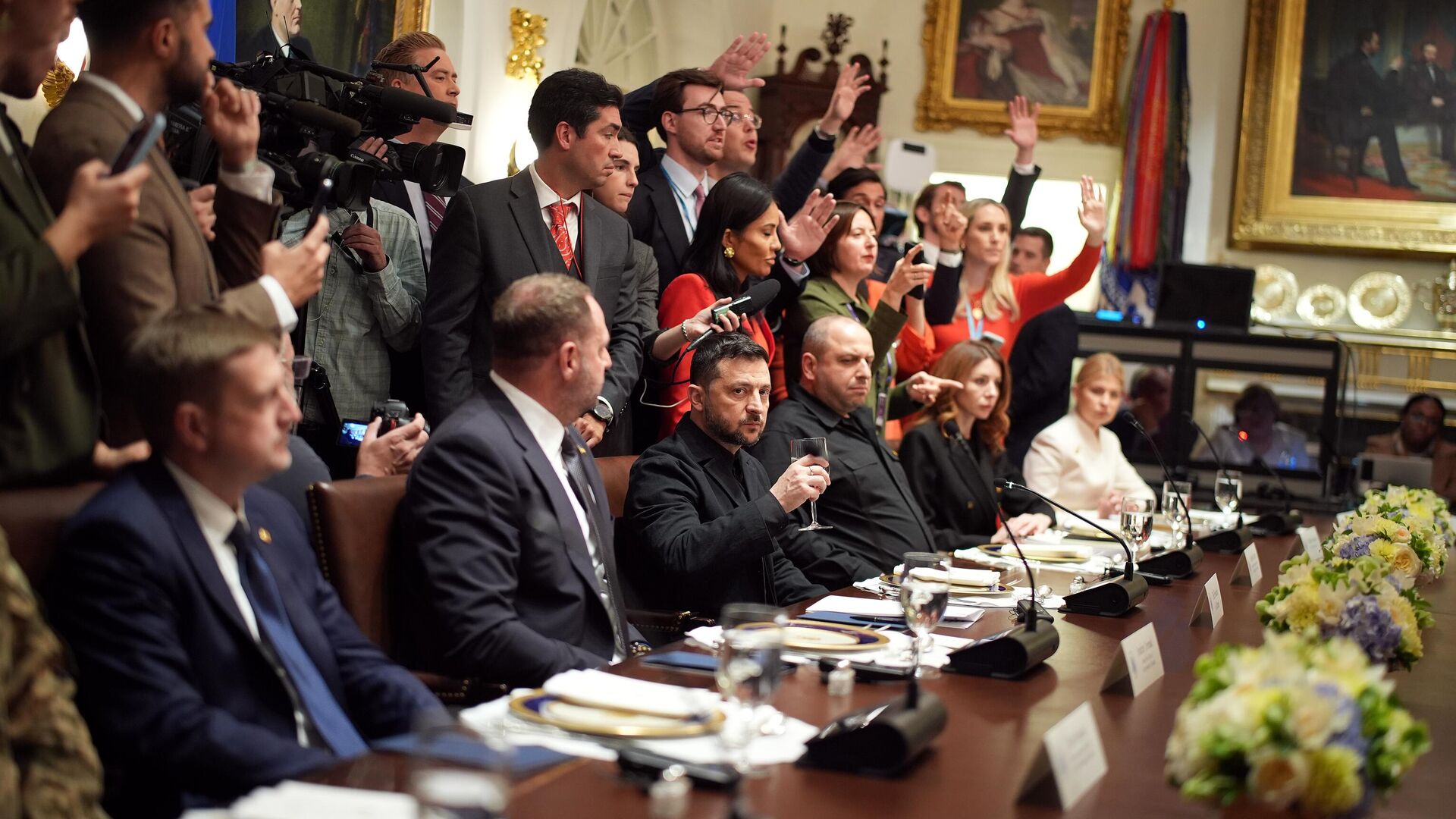 Владимир Зеленский на встрече с президентом США Дональдом Трампом и членами его администрации. Белый дом, 17 октября 2025 г. - ИноСМИ, 1920, 18.10.2025