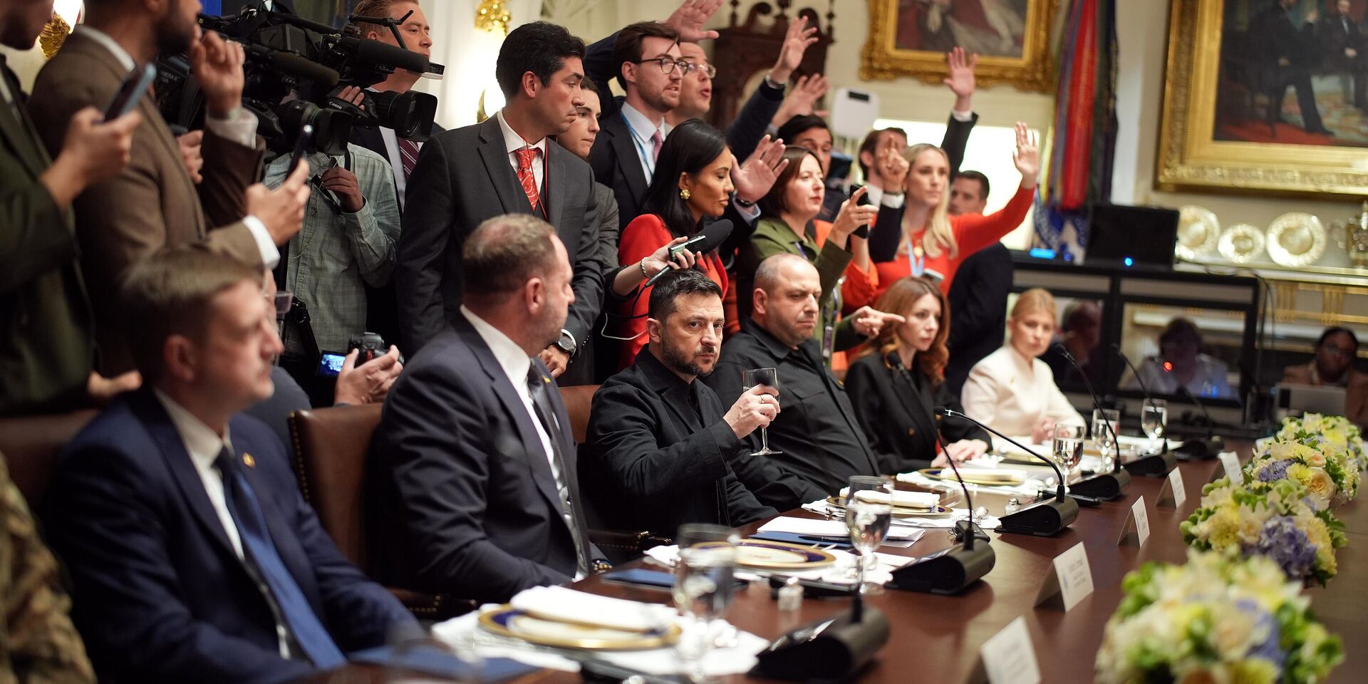 Владимир Зеленский на встрече с президентом США Дональдом Трампом и членами его администрации. Белый дом, 17 октября 2025 г. - ИноСМИ, 1920, 18.10.2025