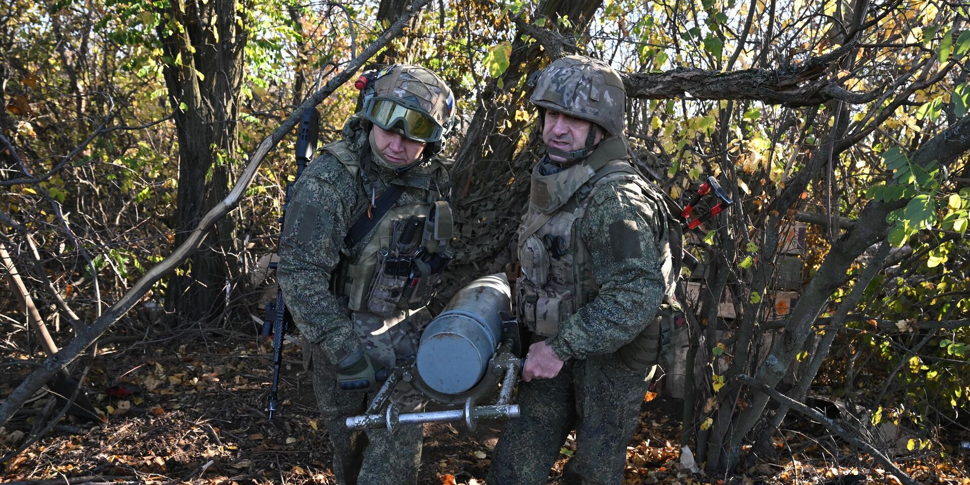 Загрузка снаряда в самоходную артиллерийскую установку 2С7М Малка - ИноСМИ, 1920, 18.10.2025