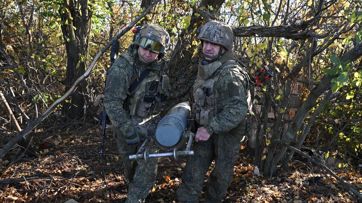 Загрузка снаряда в самоходную артиллерийскую установку 2С7М Малка Загрузка снаряда в самоходную артиллерийскую установку 2С7М Малка