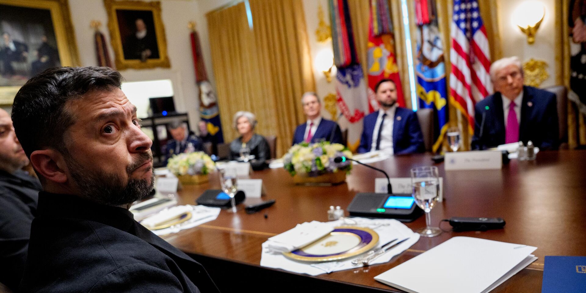 Трамп призвал Зеленского принять условия Путина, иначе он будет уничтожен Россией