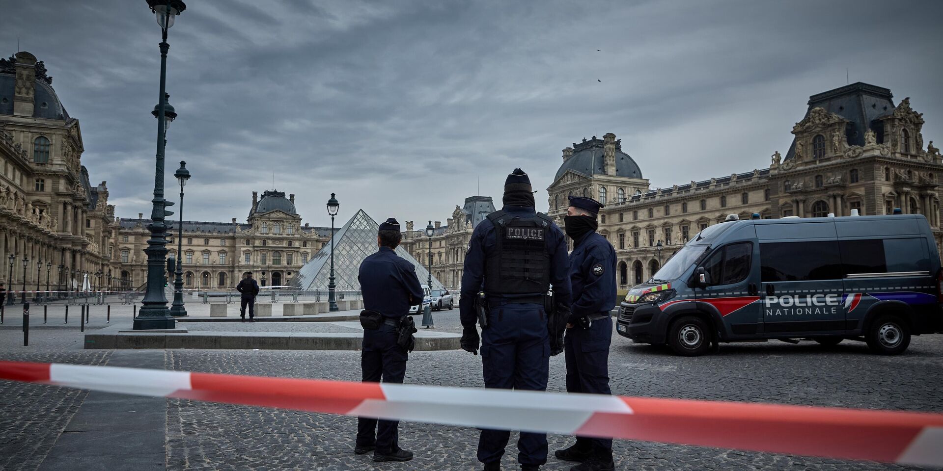 Полиция у Лувра в Париже - ИноСМИ, 1920, 20.10.2025