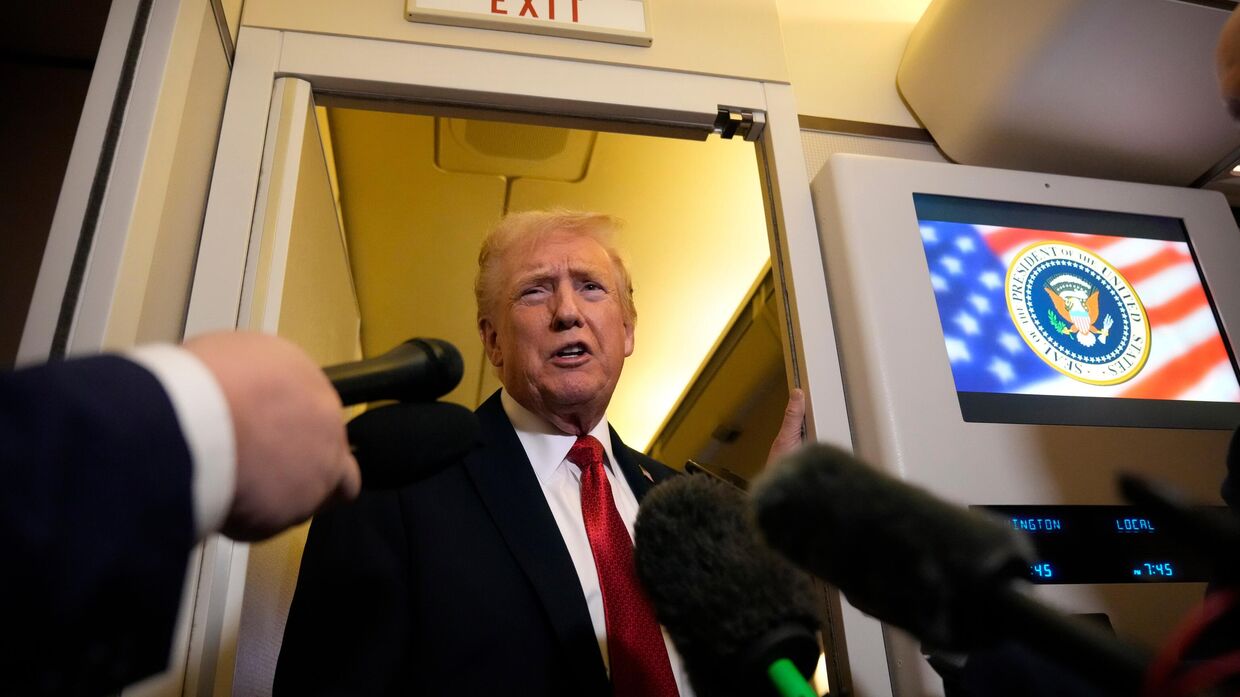Президент США Дональд Трамп беседует с журналистами на борту самолета Air Force One 