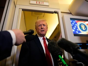 Президент США Дональд Трамп беседует с журналистами на борту самолета Air Force One  Президент США Дональд Трамп беседует с журналистами на борту самолета Air Force One