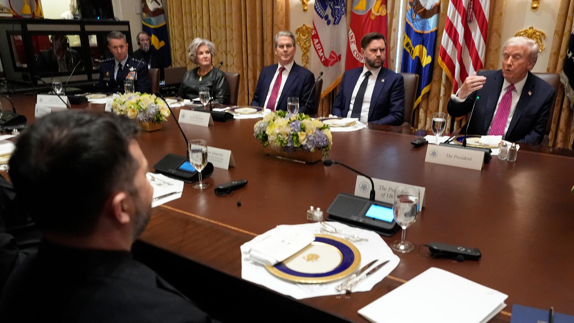 Владимир Зеленский принимает участие во встрече с президентом США Дональдом Трампом в Белом доме 17 октября 2025 года - ИноСМИ, 1920, 21.11.2025