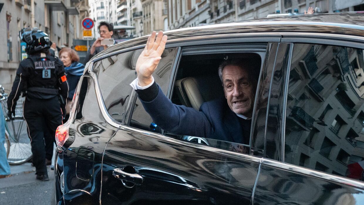 Бывший президент Франции Николя Саркози покидает свою резиденцию, чтобы явиться в тюрьму Ла Санте в Париже, Франция 21 декабря 2025 года