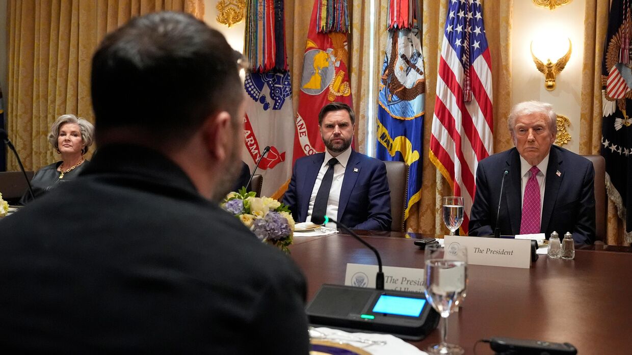 Владимир Зеленский принимает участие во встрече с президентом США Дональдом Трампом в Белом доме 17 октября 2025 года