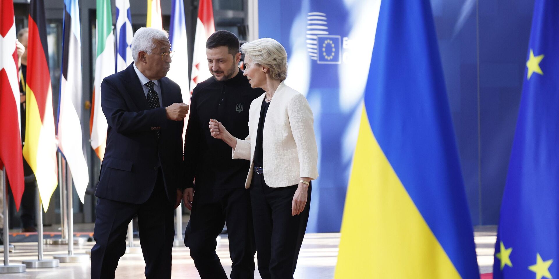 Президент Европейского совета Антонио Коста, Владимир Зеленский и председатель Европейской комиссии Урсула фон дер Ляйен  - ИноСМИ, 1920, 24.11.2025