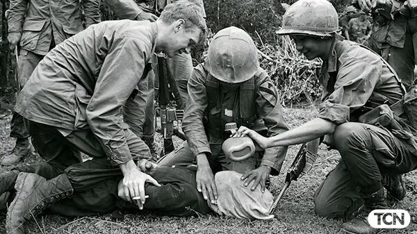 Пытка водой северовьетнамского заключенного американскими солдатами