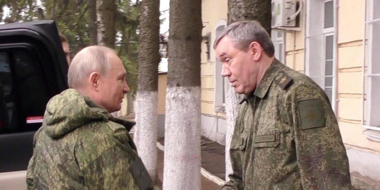 Президент Владимир Путин провел совещание на одном из пунктов управления курской группировкой