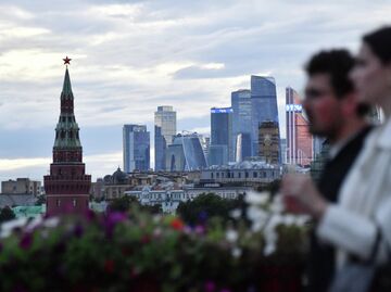Молодой человек с девушкой идут по Большому Москворецкому мосту в Москве Молодой человек с девушкой идут по Большому Москворецкому мосту в Москве