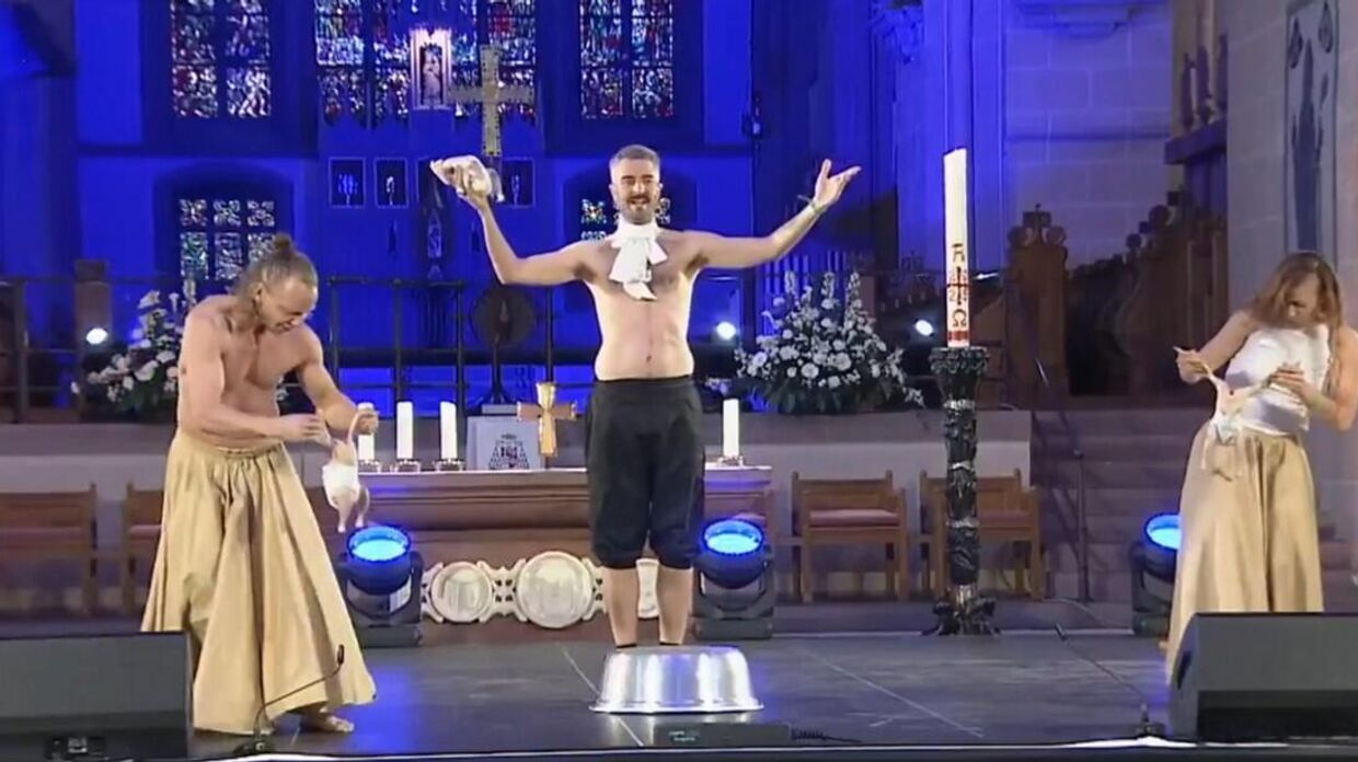 Жуткий разогрев для Штайнмайера: пляски с куриными тушками в церкви