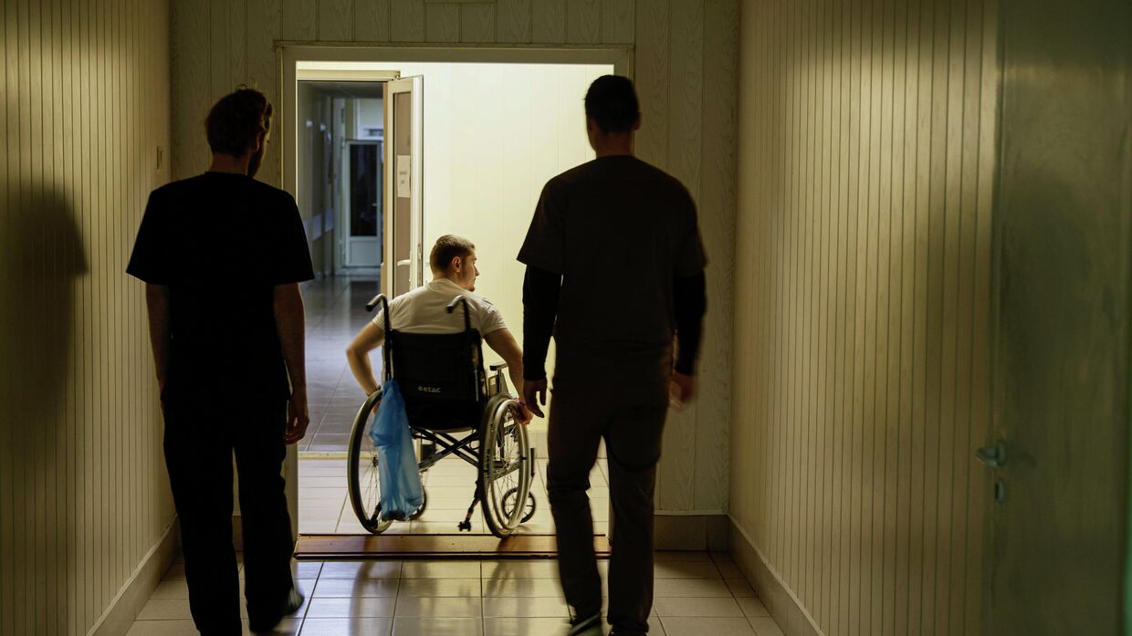 Украинский военнослужащий инвалидном кресле  в военном госпитале в Киеве