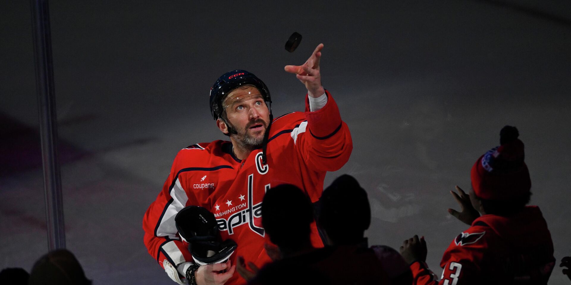 Александр Овечкин бросает шайбу болельщикам после окончания хоккейного матча НХЛ Вашингтон Кэпиталз против Сент-Луис Блюз 5 ноября 2025 года, в Вашингтоне. - ИноСМИ, 1920, 06.11.2025