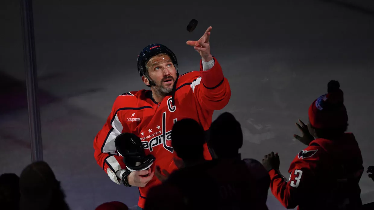 Александр Овечкин бросает шайбу болельщикам после окончания хоккейного матча НХЛ Вашингтон Кэпиталз против Сент-Луис Блюз 5 ноября 2025 года, в Вашингтоне.