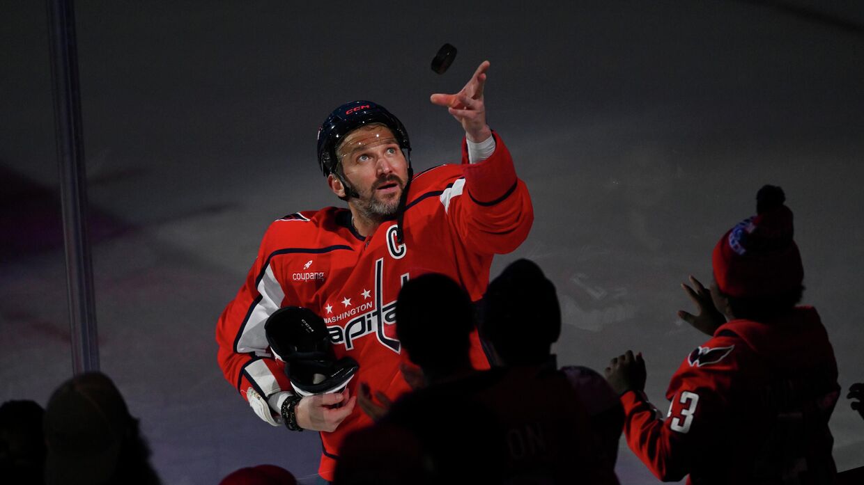 Александр Овечкин бросает шайбу болельщикам после окончания хоккейного матча НХЛ Вашингтон Кэпиталз против Сент-Луис Блюз 5 ноября 2025 года, в Вашингтоне.