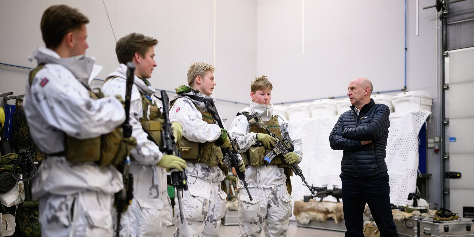 Министр обороны Великобритании Джон Хили (справа) беседует с молодыми солдатами на норвежско-российской границе 19 февраля 2025 года недалеко от Киркенеса, Норвегия. - ИноСМИ, 1920, 07.11.2025