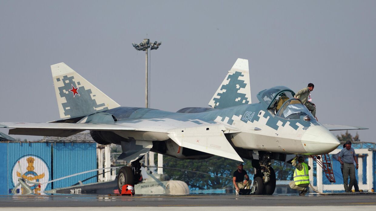 Многофункциональный истребитель пятого поколения Су-57 на международной выставке Aero India 2025