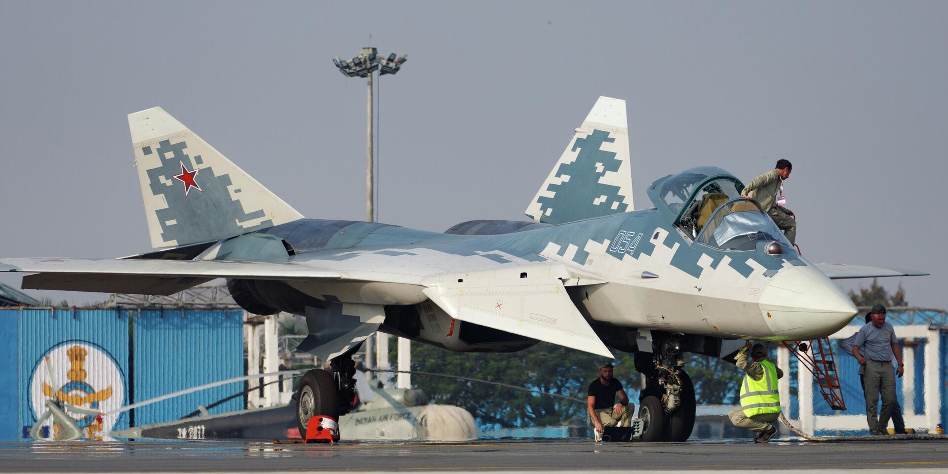 Многофункциональный истребитель пятого поколения Су-57 на международной выставке Aero India 2025 - ИноСМИ, 1920, 19.12.2025