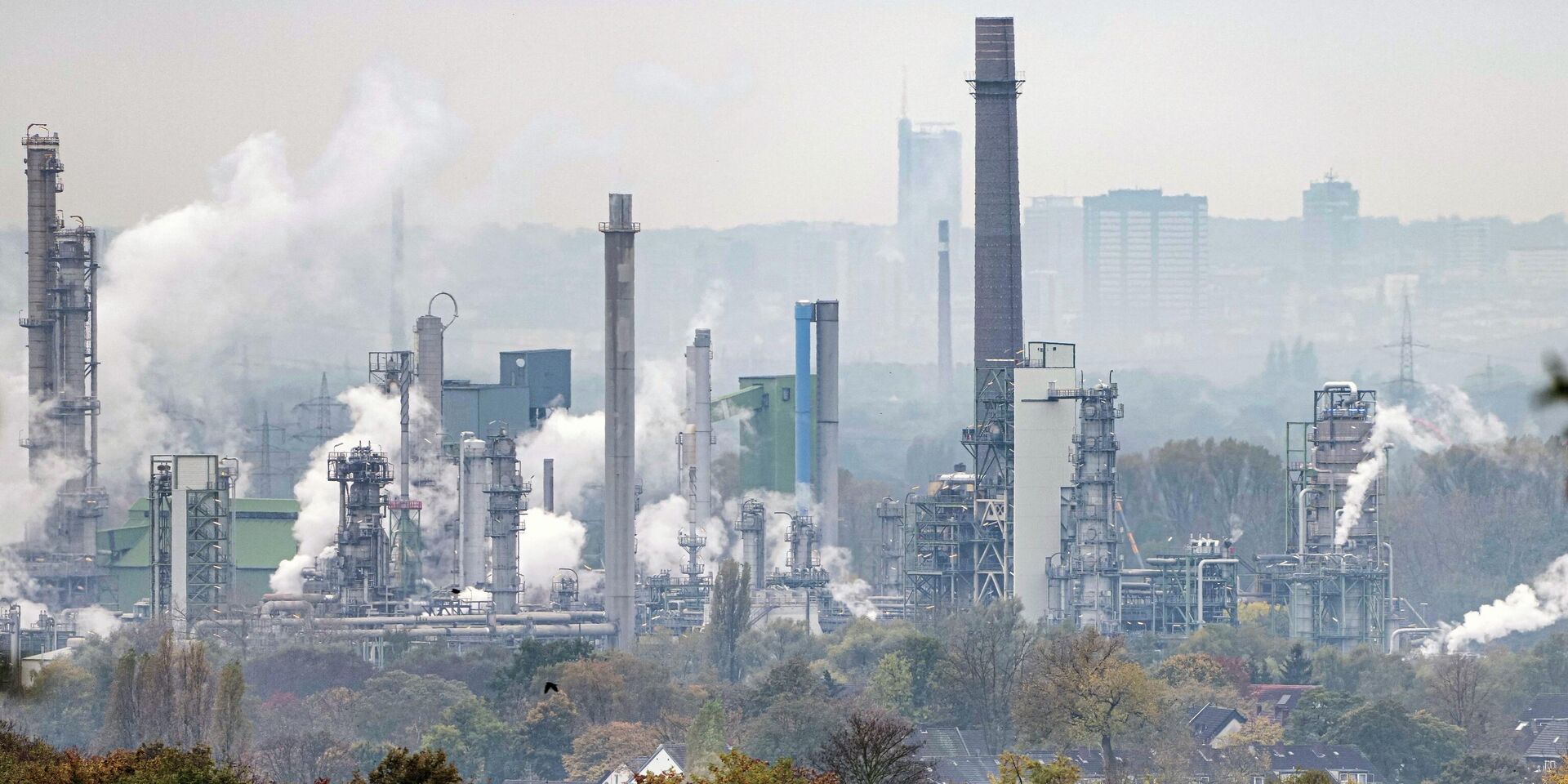 Нефтеперерабатывающий завод BP в Гельзенкирхене, Германия. Крупнейшая экономика Европы продолжает сокращаться, а промышленные рабочие опасаются за свои места - ИноСМИ, 1920, 12.11.2025