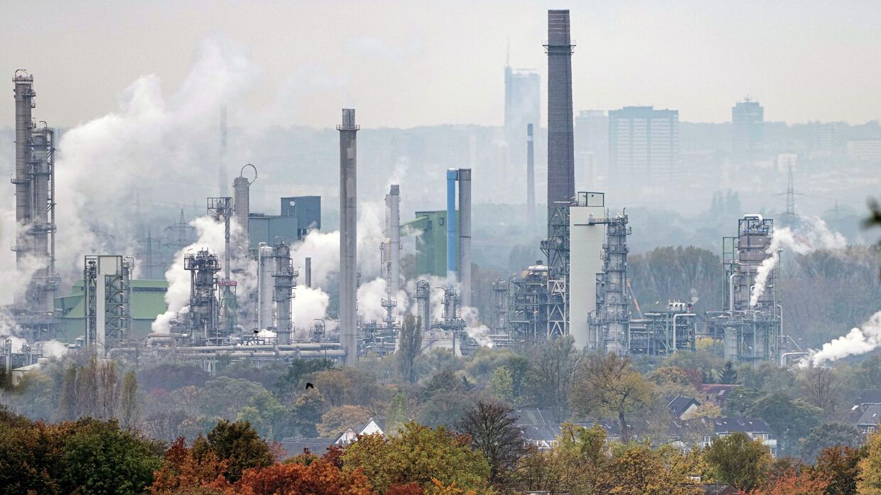 Нефтеперерабатывающий завод BP в Гельзенкирхене, Германия. Крупнейшая экономика Европы продолжает сокращаться, а промышленные рабочие опасаются за свои места