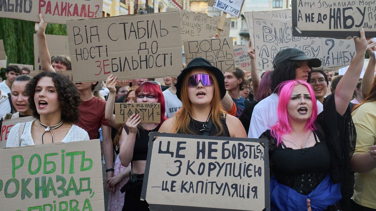 Акция протеста в Киеве против законопроекта, предложенного Зеленским, о лишении независимости антикоррупционных органов страны, июль 2025 года