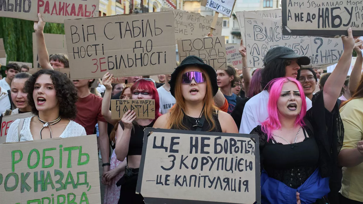 Акция протеста в Киеве против законопроекта, предложенного Зеленским, о лишении независимости антикоррупционных органов страны, июль 2025 года Акция протеста в Киеве против законопроекта, предложенного Зеленским, о лишении независимости антикоррупционных органов страны, июль 2025 года