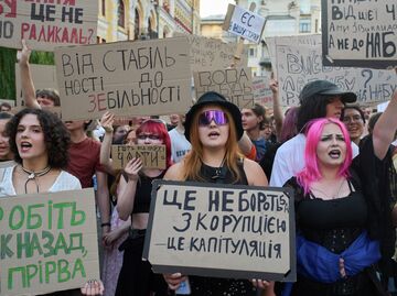 Акция протеста в Киеве против законопроекта, предложенного Зеленским, о лишении независимости антикоррупционных органов страны, июль 2025 года
