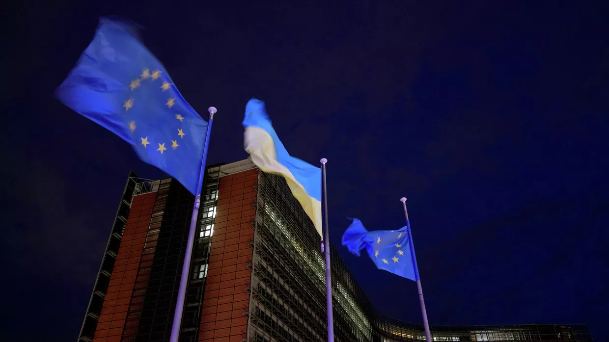 Флаги Европейского союза и Украины у штаб-квартиры ЕС в Брюсселе
