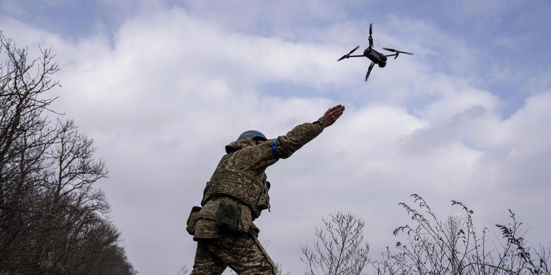 Украинский военный запускает беспилотник. Архивное фото - ИноСМИ, 1920, 04.12.2025