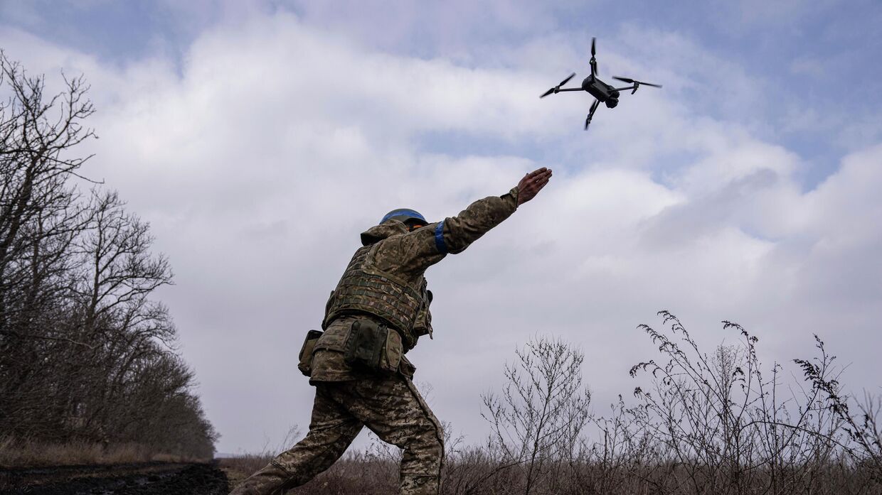 Украинский военный запускает беспилотник. Архивное фото